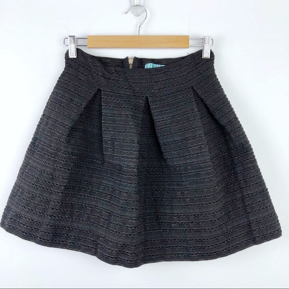 Francesca’s Dina Be Black Textured Skater Shirt L